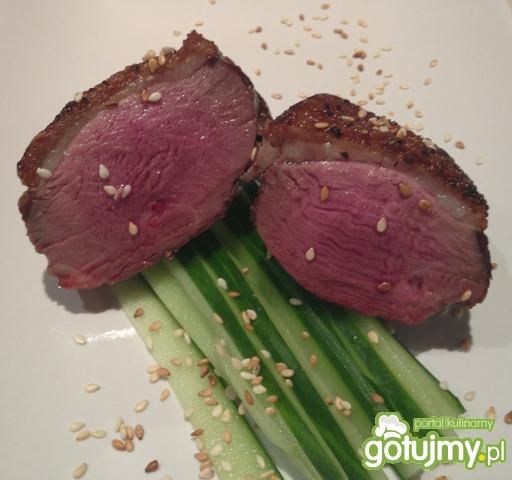 Czerwona gęsina z sezamem.