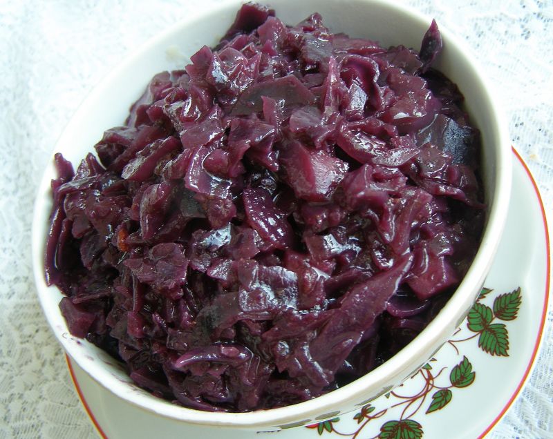 Czerwona kapusta duszona z jabłkiem