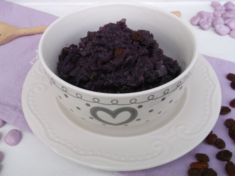 Czerwona kapusta duszona z rodzynkami Czerwona kapusta duszona z rodzynkami