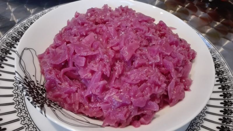 Czerwona kapusta zasmażana z jabłkiem