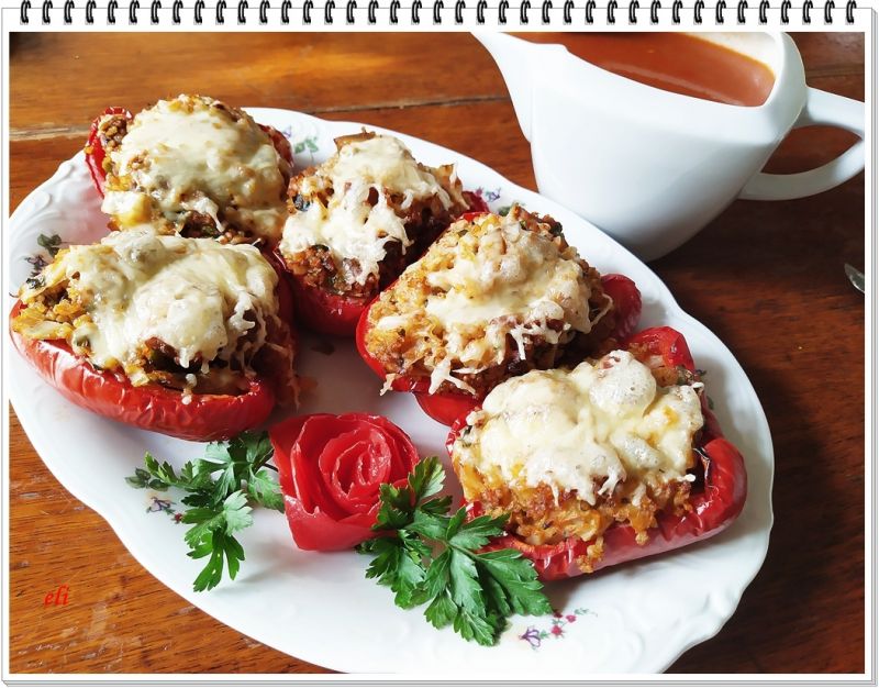 Czerwona papryka Eli z kaszą, gulaszem i kapustą