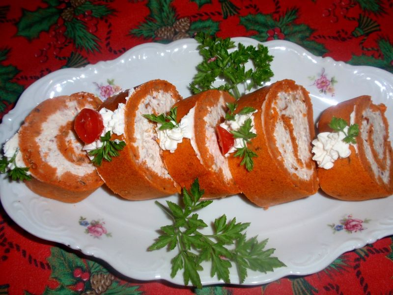 Czerwona rolada z serkami i migdałami  Czerwona rolada z serkami i migdałami