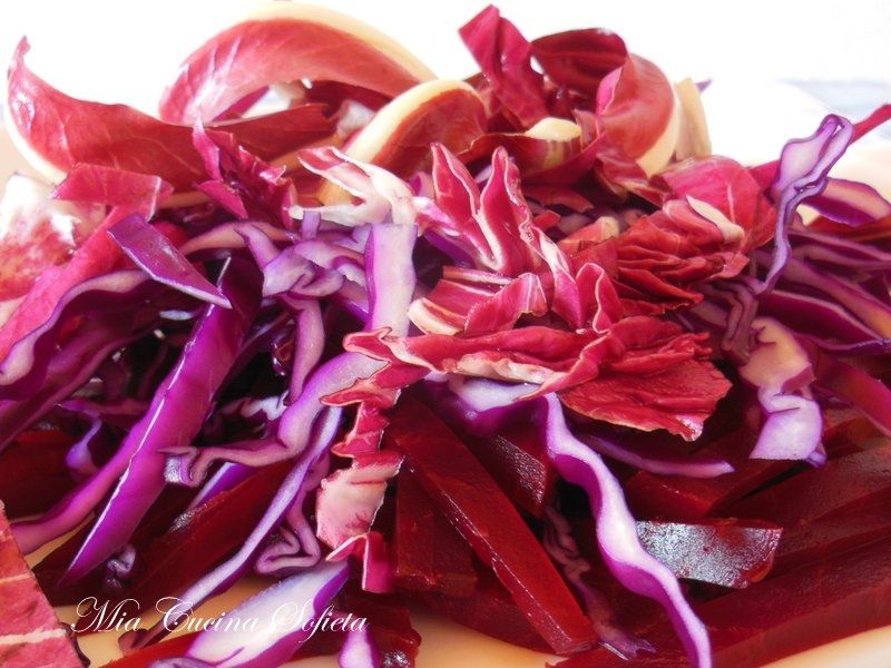 Czerwona sałatka z buraków, kapusty i radicchio Czerwona sałatka z buraków, kapusty i radicchio