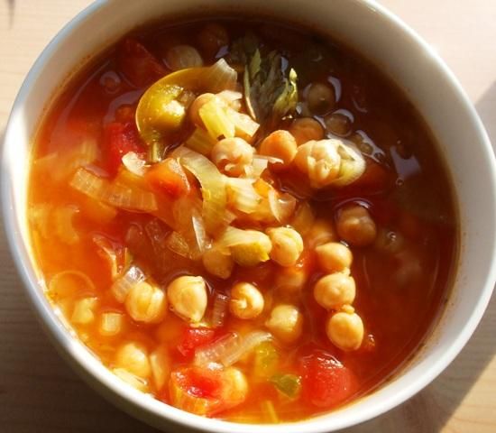 Czerwona zupa z ciecierzyca