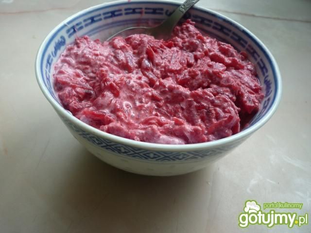 Czerwone buraki z chrzanem i śmietaną