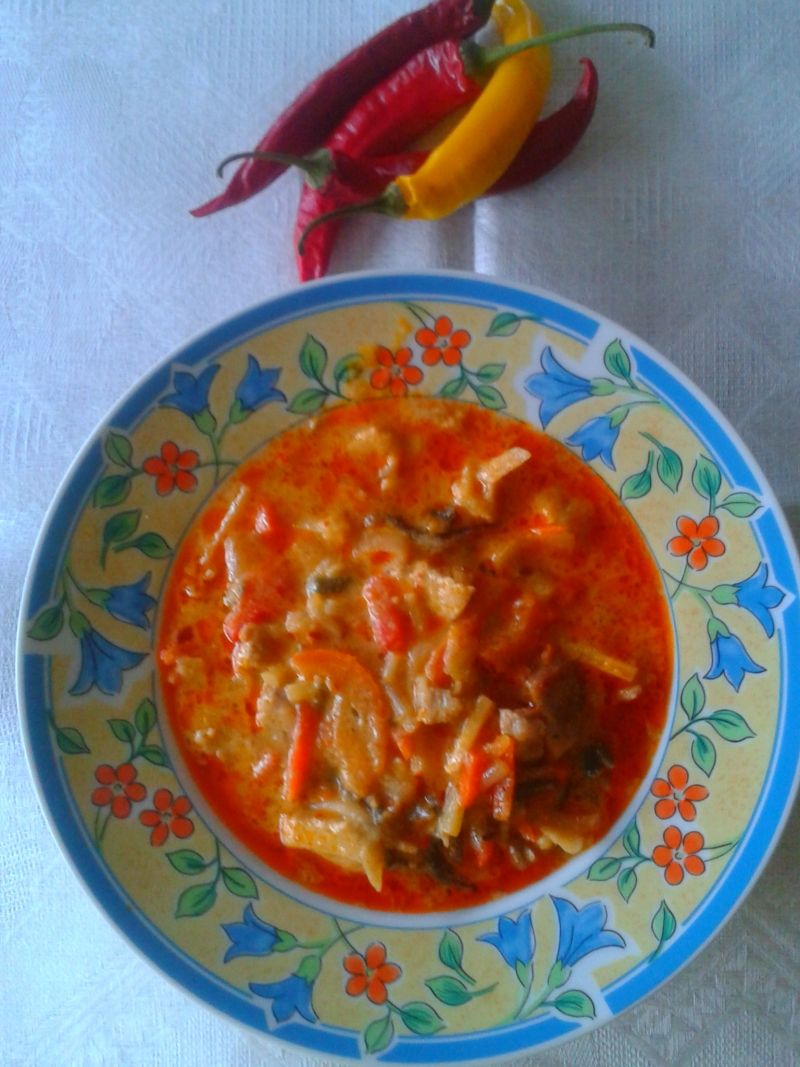 Czerwone curry z owocami morza