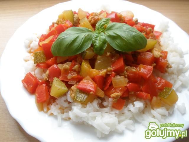 Czerwone leczo z cukinią Czerwone leczo z cukinią