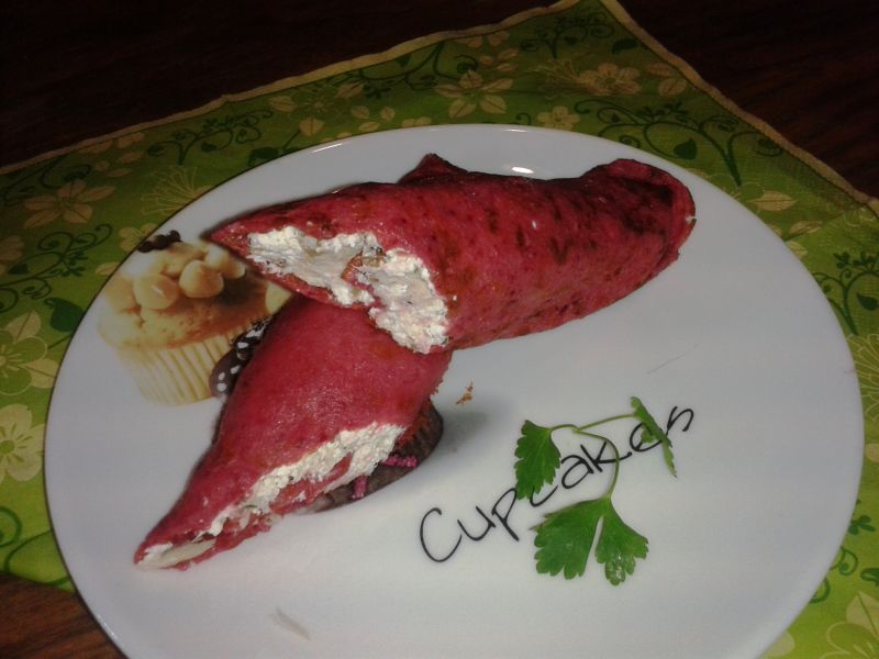 Czerwone naleśniki z serem i wędzoną makrelą