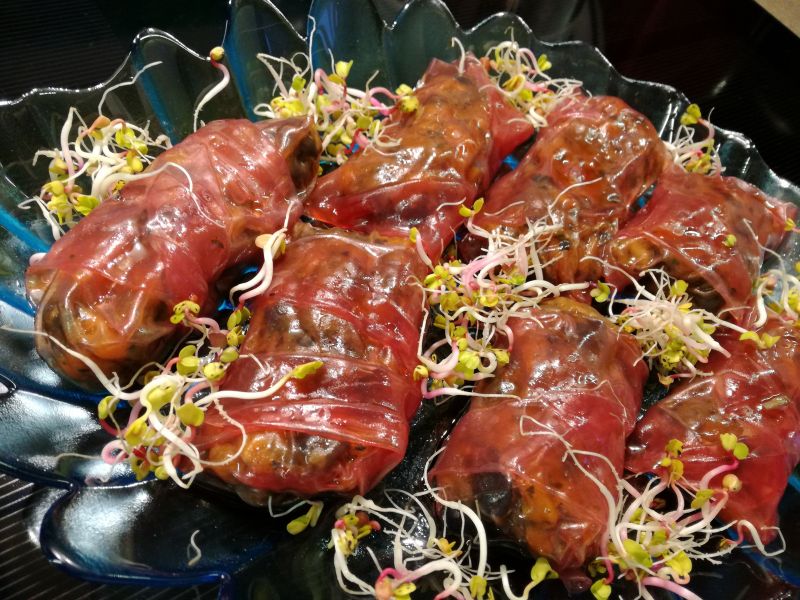 Czerwone sajgonki bez smażenia z pieczarkami Czerwone sajgonki bez smażenia z pieczarkami