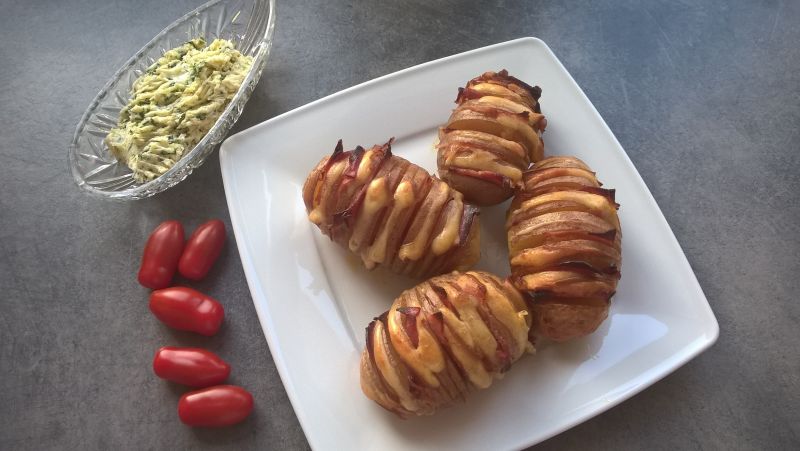 Czerwone ziemniaki pieczone z szynką parmeńską Czerwone ziemniaki pieczone z szynką parmeńską