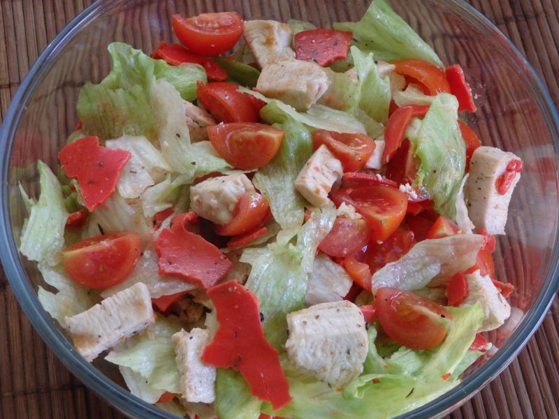 Czerwono-zielona sałatka z kurczakiem