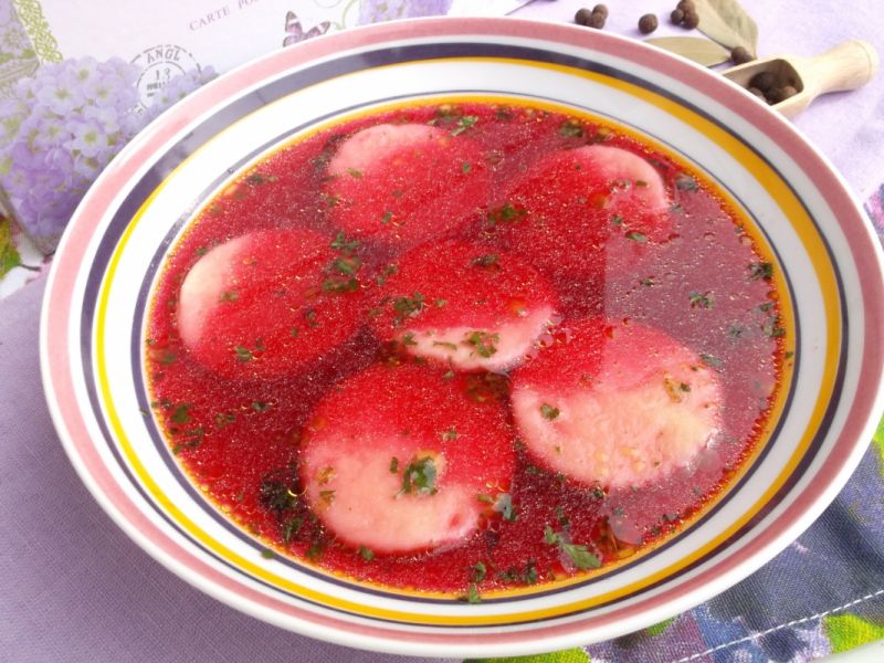 Czerwony barszczyk z ziemniaczanymi kółeczkami Czerwony barszczyk z ziemniaczanymi kółeczkami