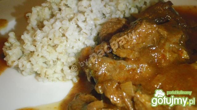 Czerwony gulasz wołowy z szalotką Czerwony gulasz wołowy z szalotką