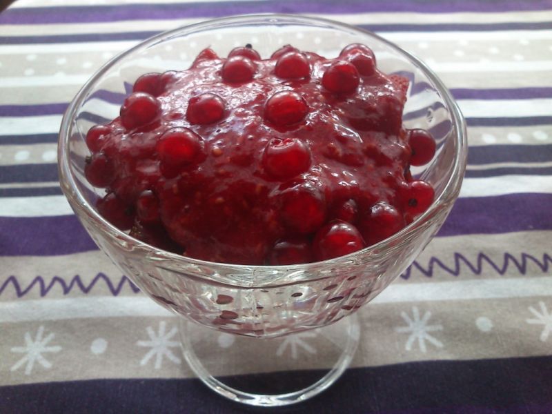 Czerwony pucharek z malinowym sosem Czerwony pucharek z malinowym sosem
