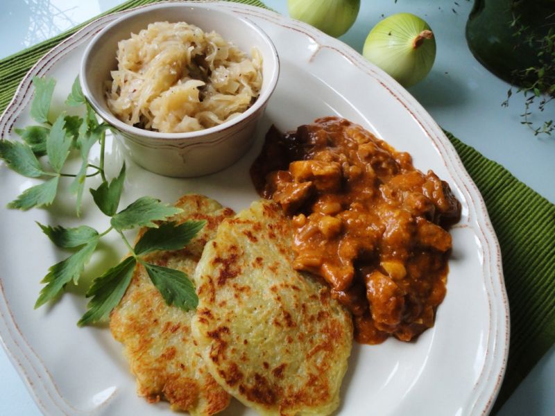 Czeski gulasz piwny z zasmażaną kapustą