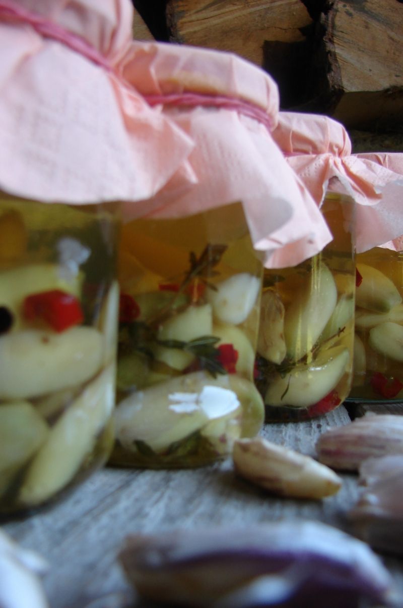 Czosnek marynowany w oleju