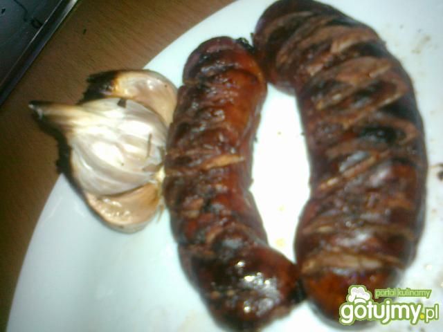 Czosnek z kiełbasą gospodarza na grillu Czosnek z kiełbasą gospodarza na grillu
