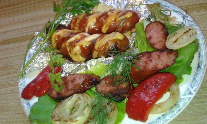 Czosnkowa kiełbasa grillowana nadziana mozzarellą