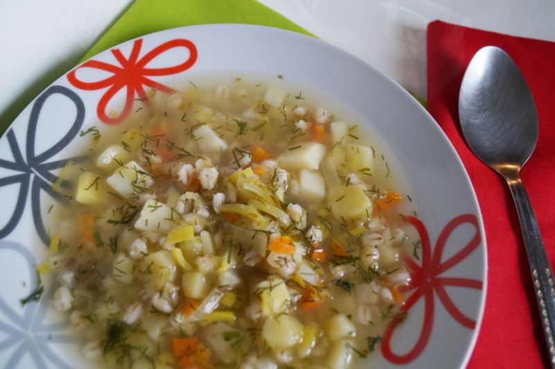 Czosnkowa ogórkowa z pęczakiem