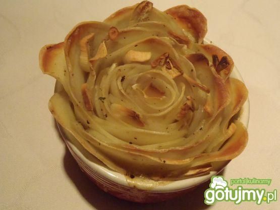 Czosnkowa róża z ziemniaków