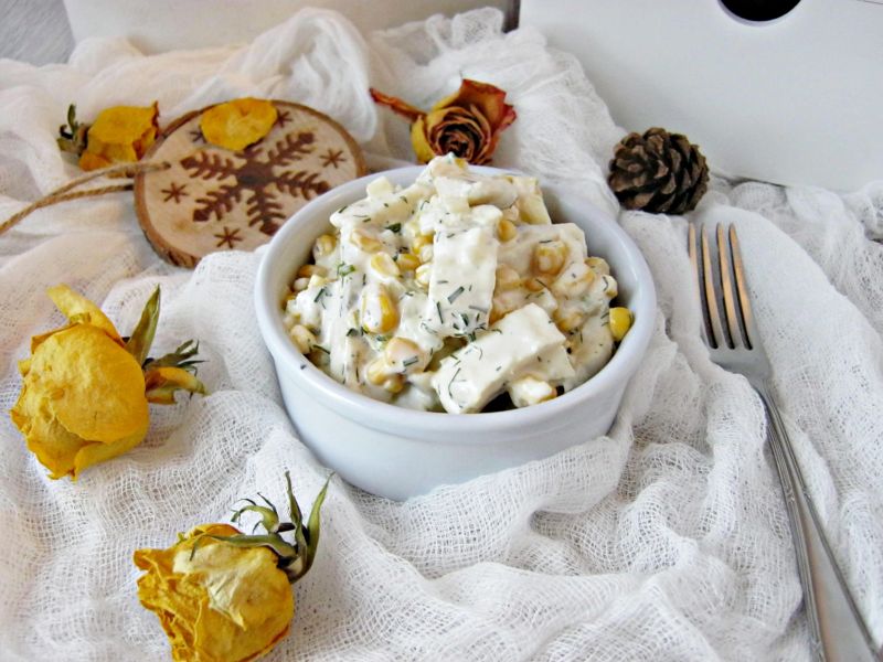 Czosnkowa sałatka śledziowa z chrupiącymi dodatkam