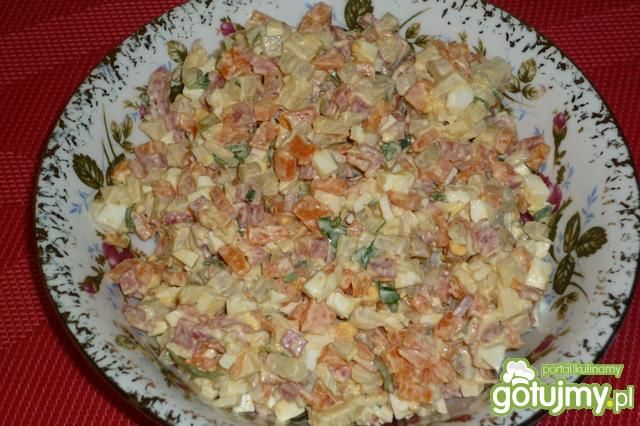Czosnkowa sałatka z salami Czosnkowa sałatka z salami
