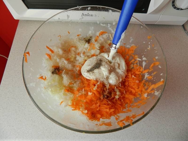 Czosnkowa surówka z białej rzodkwi i marchewki