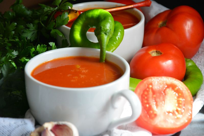 Czosnkowa zupa ze świeżych pomidorów i chili Czosnkowa zupa ze świeżych pomidorów i chili