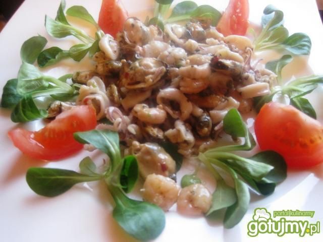 Czosnkowe owoce morza z roszponką