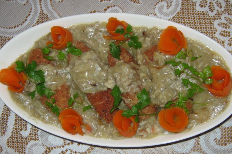 Czosnkowe paluchy w pieczarkowym sosie