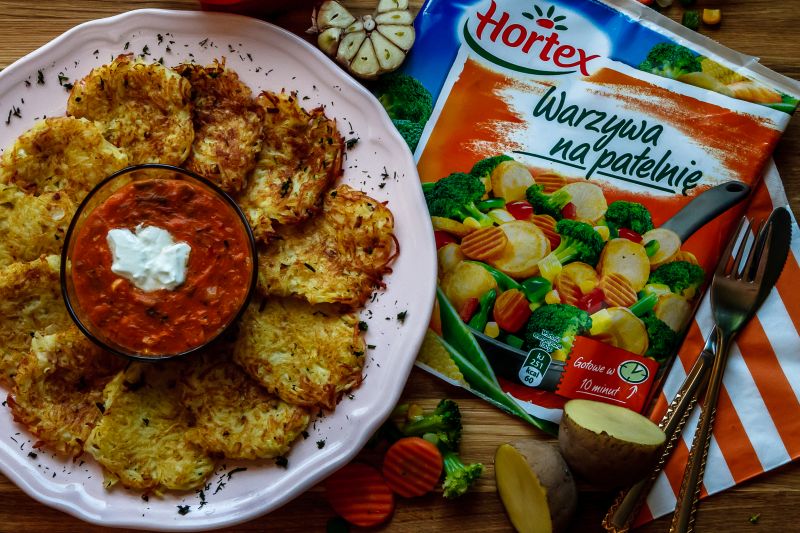 Czosnkowe plince z sosem warzywnym  Czosnkowe plince z sosem warzywnym