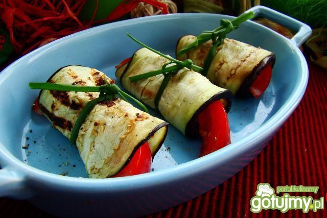 Czosnkowe pomidorki w  bakłażanie