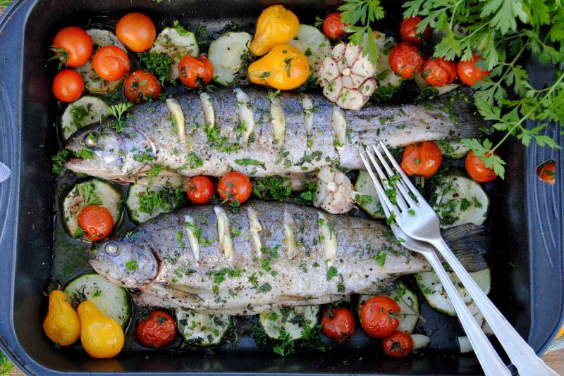 Czosnkowe pstrągi pieczone z cukinią i pomidorkami Czosnkowe pstrągi pieczone z cukinią i pomidorkami