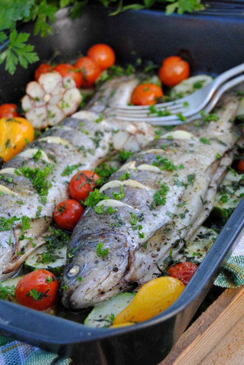 Czosnkowe pstrągi pieczone z cukinią i pomidorkami Czosnkowe pstrągi pieczone z cukinią i pomidorkami