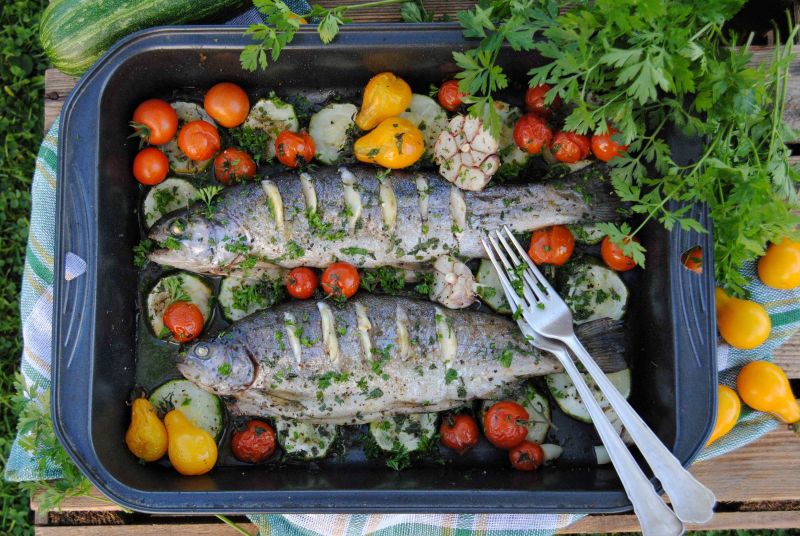Czosnkowe pstrągi pieczone z cukinią i pomidorkami Czosnkowe pstrągi pieczone z cukinią i pomidorkami