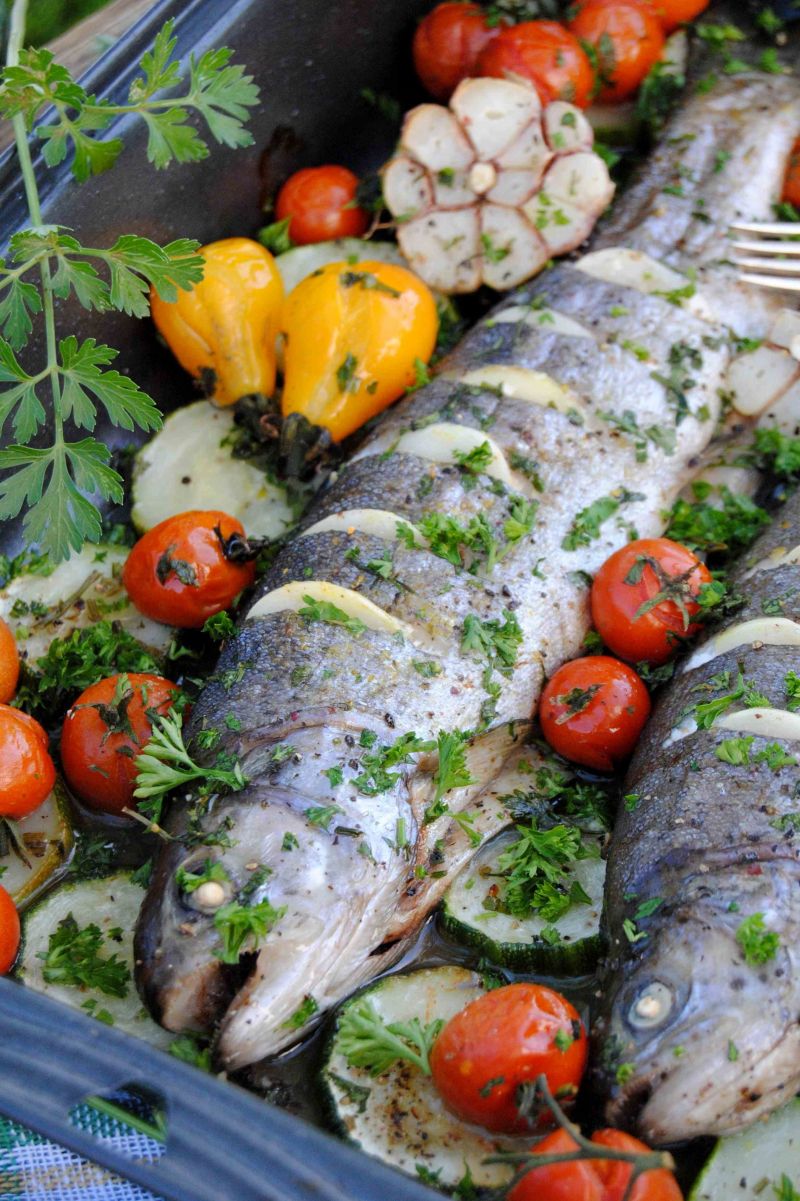 Czosnkowe pstrągi pieczone z cukinią i pomidorkami Czosnkowe pstrągi pieczone z cukinią i pomidorkami