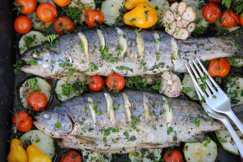 Czosnkowe pstrągi pieczone z cukinią i pomidorkami Czosnkowe pstrągi pieczone z cukinią i pomidorkami