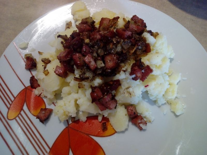 Czosnkowe ziemniaczki z kiełbaską i cebulka