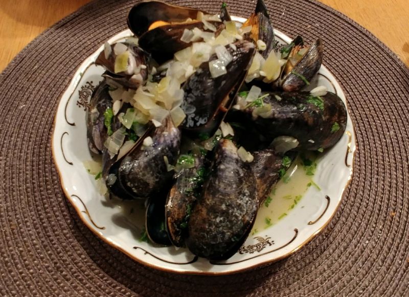 Czosnkowo-pietruszkowe mule w białym winie Czosnkowo-pietruszkowe mule w białym winie