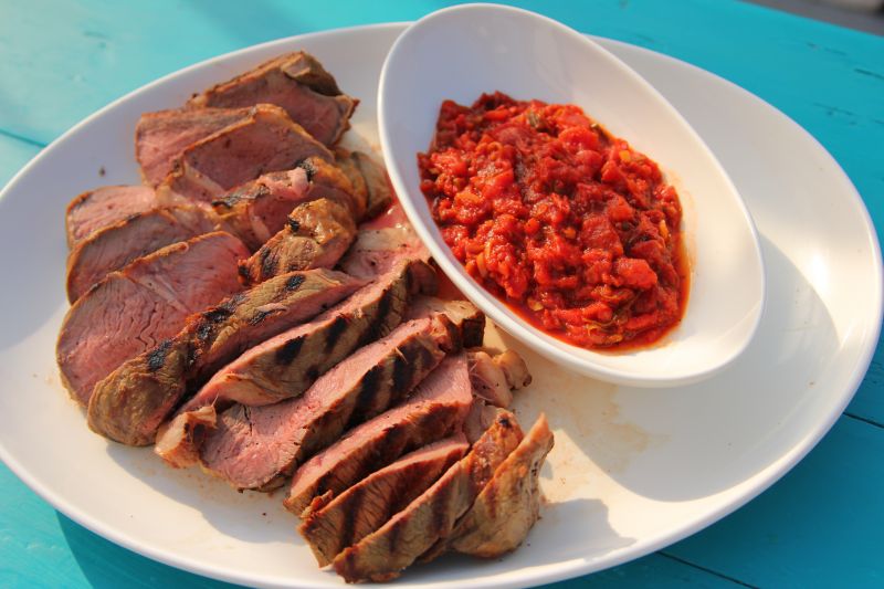 Czosnkowo-tymiankowy stek z pomidorowym relishe