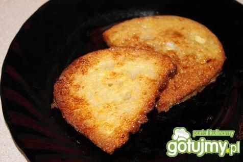 Czosnkowy chlebek w jajku 