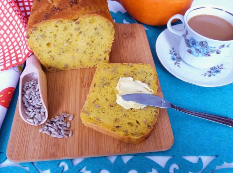 Czosnkowy chlebek z ziarnami Czosnkowy chlebek z ziarnami