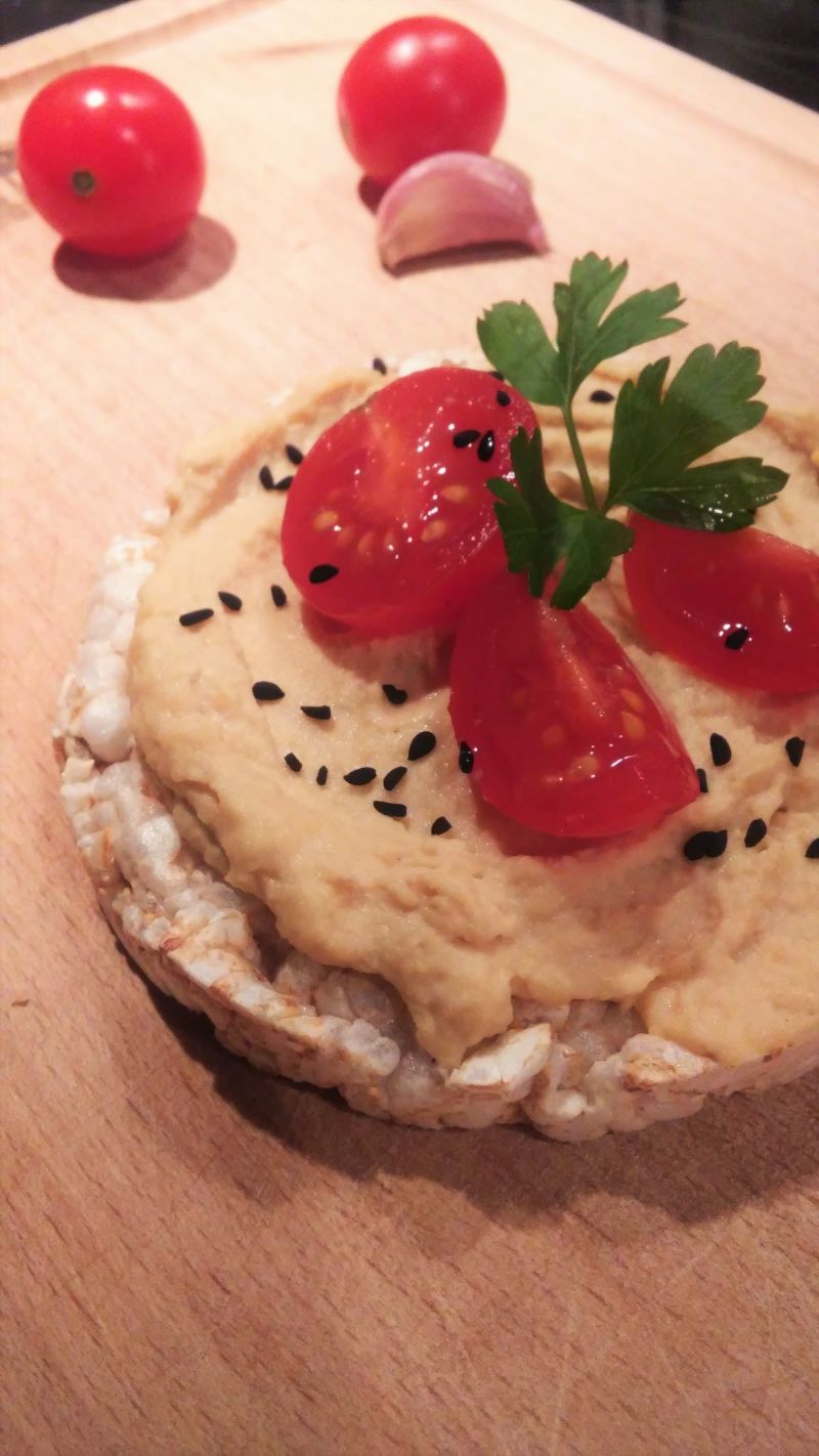 Czosnkowy humus na ryżowym krążku