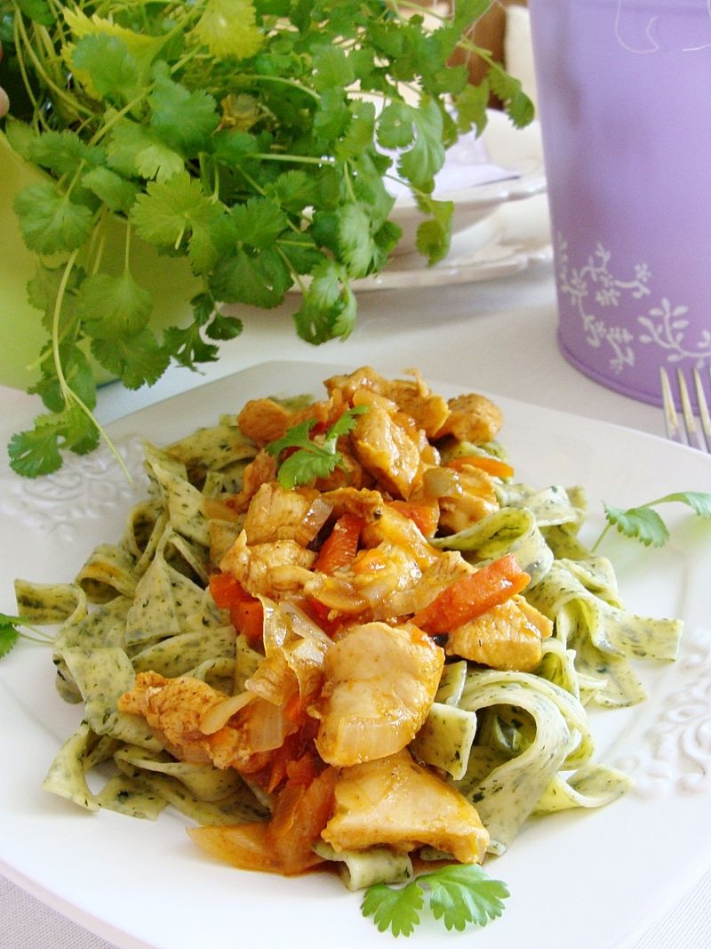 Czosnkowy makaron z gulaszem paprykowym