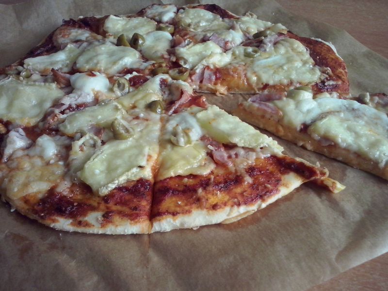 Cztery sery - pizza na cienkim cieście Cztery sery - pizza na cienkim cieście