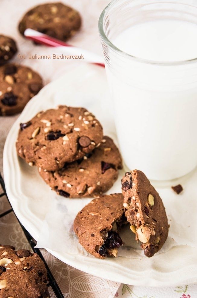 Daktylowe ciasteczka z bakaliami i czekoladą 