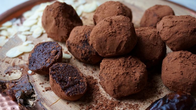 Daktylowe trufle z migdałami 