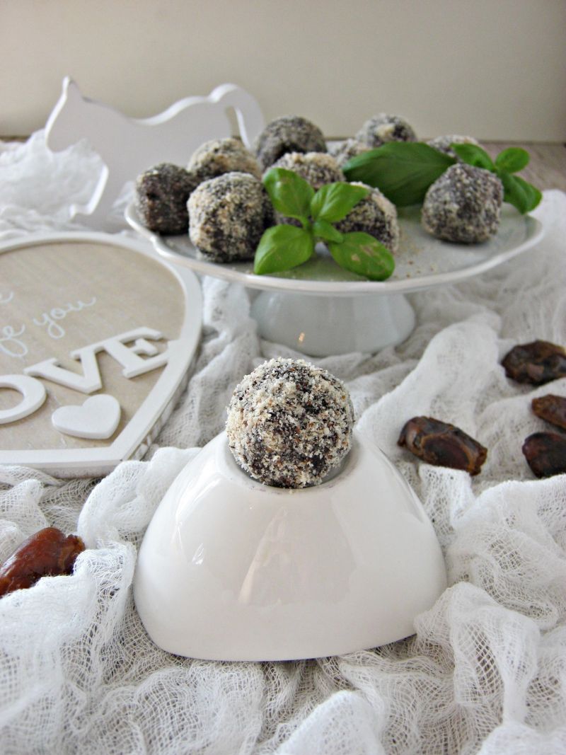 Daktylowo śliwkowe kulki mocy Daktylowo śliwkowe kulki mocy