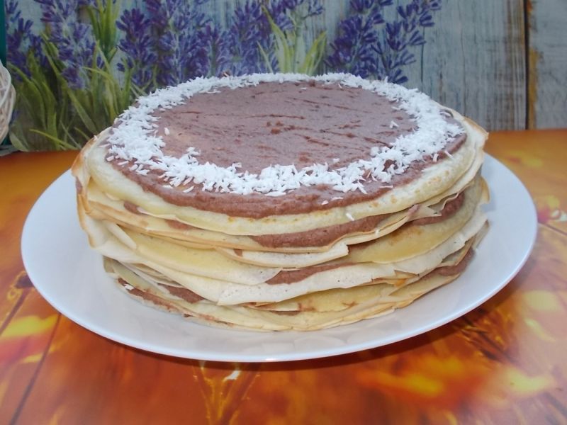 Daktylowy torcik naleśnikowy