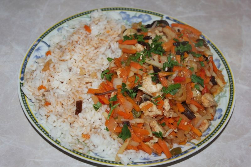 Danie chińskie z ryżem  Danie chińskie z ryżem